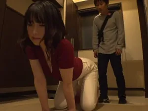 Gã chồng ngủ say, người vợ mò lên gác mút cây hàng con trai chồng
