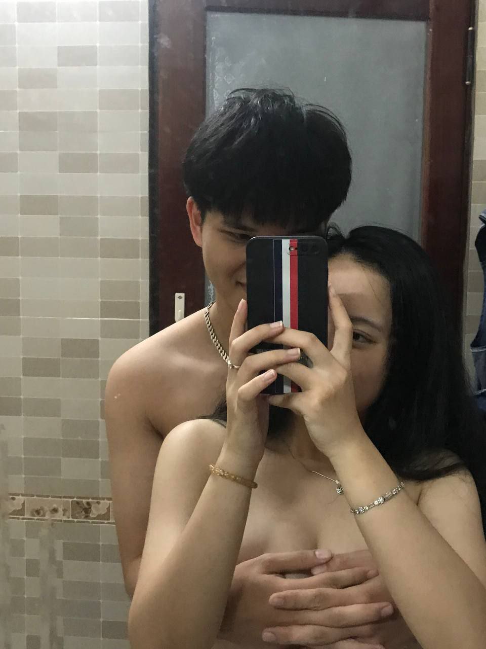 Anh trai đòi mách má khi phát hiện em kế chụp ảnh sex gửi bạn trai